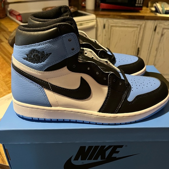 Air Jordan 1 High Retro UNC TOE University Blue size 11 Mens (2023) - Picture 7 of 13